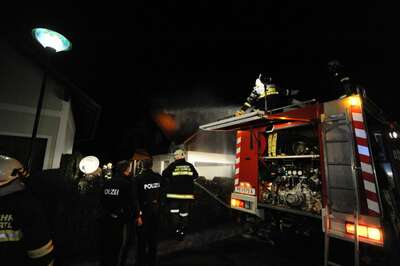 Dachstuhl in Vollbrand: Familie mit drei Kinder kann sich retten dachstuhl-in-vollbrand-017.jpg