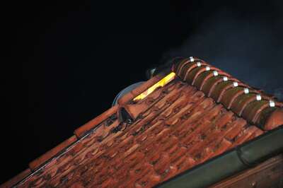 Dachstuhl in Vollbrand: Familie mit drei Kinder kann sich retten dachstuhl-in-vollbrand-019.jpg