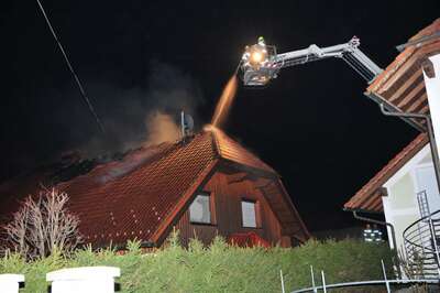 Dachstuhl in Vollbrand: Familie mit drei Kinder kann sich retten dachstuhl-in-vollbrand-020.jpg
