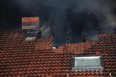 Dachstuhl in Vollbrand: Familie mit drei Kinder kann sich retten dachstuhl-in-vollbrand-021.jpg