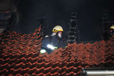 Dachstuhl in Vollbrand: Familie mit drei Kinder kann sich retten dachstuhl-in-vollbrand-022.jpg