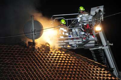 Dachstuhl in Vollbrand: Familie mit drei Kinder kann sich retten dachstuhl-in-vollbrand-023.jpg