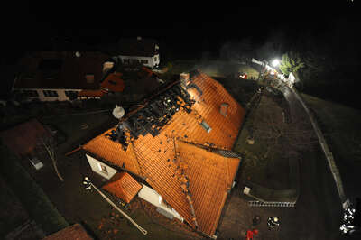 Dachstuhl in Vollbrand: Familie mit drei Kinder kann sich retten dachstuhl-in-vollbrand-026.jpg