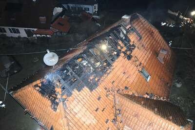 Dachstuhl in Vollbrand: Familie mit drei Kinder kann sich retten dachstuhl-in-vollbrand-027.jpg