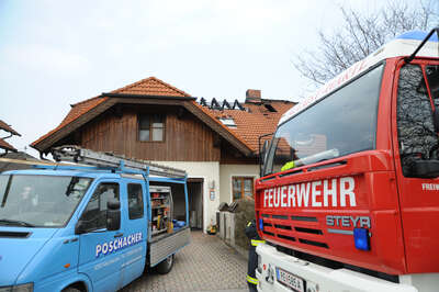 Dachstuhl in Vollbrand: Familie mit drei Kinder kann sich retten dachstuhl-in-vollbrand-028.jpg
