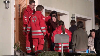 Dachstuhl in Vollbrand: Familie mit drei Kinder kann sich retten dachstuhl-in-vollbrand-033.jpg