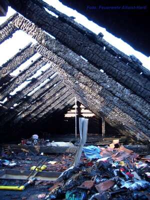 Dachstuhl in Vollbrand: Familie mit drei Kinder kann sich retten dachstuhl-in-vollbrand-039.jpg