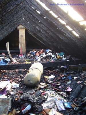 Dachstuhl in Vollbrand: Familie mit drei Kinder kann sich retten dachstuhl-in-vollbrand-042.jpg