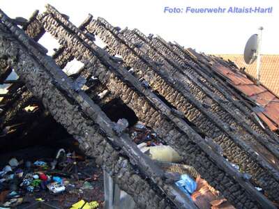 Dachstuhl in Vollbrand: Familie mit drei Kinder kann sich retten dachstuhl-in-vollbrand-044.jpg