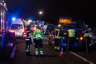 Mehrere Verletzte bei Fahrzeugüberschlag auf Autobahn FOKE_2020100301110188_074-Bearbeitet.jpg