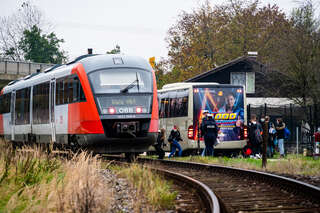 Auto von Zug auf die Seite geschleudert FOKE-2020101907332012-022.jpeg