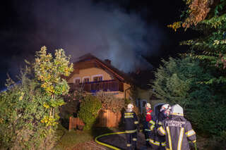 Nachbar alarmiert Feuerwehr - Familie aus brennendem Wohnhaus gerettet FOKE-2020102400590531-134.jpeg