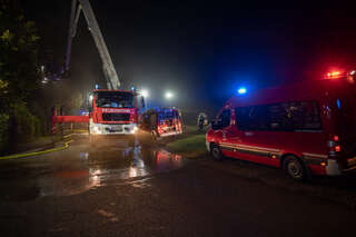 Nachbar alarmiert Feuerwehr - Familie aus brennendem Wohnhaus gerettet FOKE-2020102401040538-020.jpeg