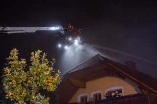 Nachbar alarmiert Feuerwehr - Familie aus brennendem Wohnhaus gerettet FOKE-2020102401130579-160.jpeg