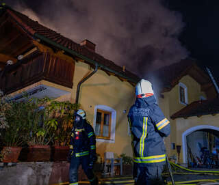 Nachbar alarmiert Feuerwehr - Familie aus brennendem Wohnhaus gerettet FOKE-2020102401230608-123.jpeg