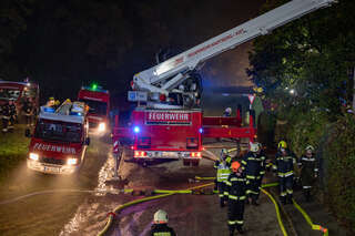 Nachbar alarmiert Feuerwehr - Familie aus brennendem Wohnhaus gerettet FOKE-2020102401300624-040.jpeg