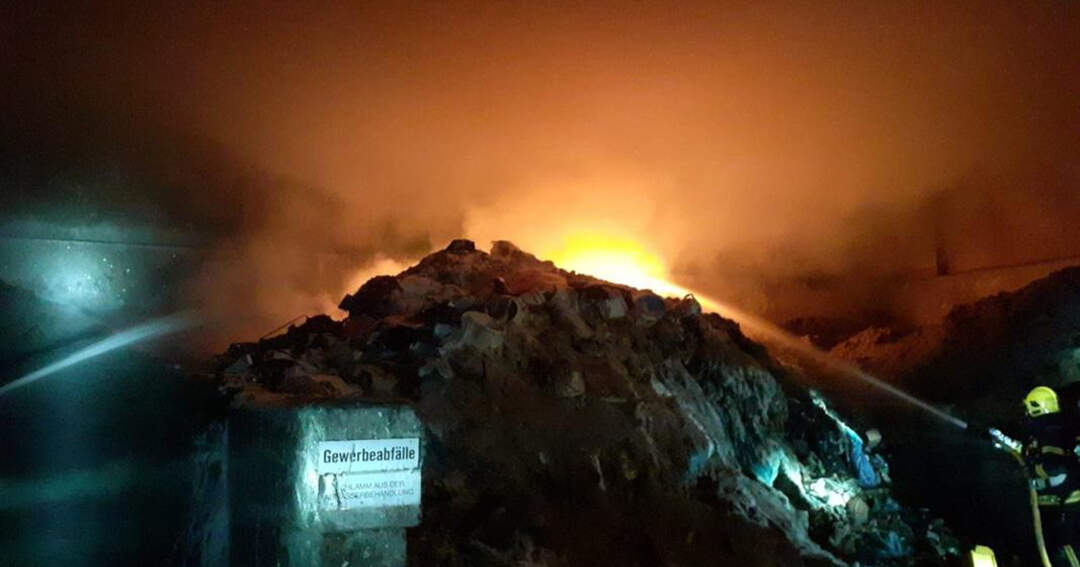 Feuerwehr verhindert Großbrand: Brand in Lagerhalle