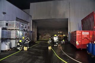 Feuerwehr verhindert Großbrand: Brand in Lagerhalle FOKE-202010222037-001.jpeg