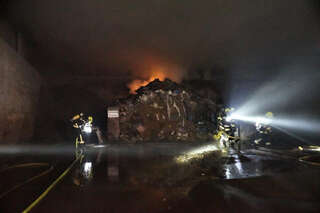 Feuerwehr verhindert Großbrand: Brand in Lagerhalle FOKE-202010222038-002.jpeg