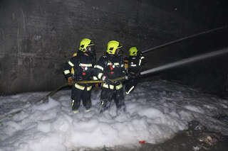 Feuerwehr verhindert Großbrand: Brand in Lagerhalle FOKE-202010222108-006.jpeg