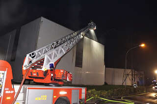 Feuerwehr verhindert Großbrand: Brand in Lagerhalle FOKE-202010222127-008.jpeg