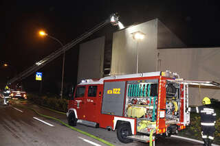 Feuerwehr verhindert Großbrand: Brand in Lagerhalle FOKE-202010222128-009.jpeg