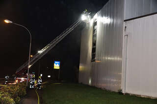 Feuerwehr verhindert Großbrand: Brand in Lagerhalle FOKE-202010222200-011.jpeg