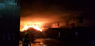 Feuerwehr verhindert Großbrand: Brand in Lagerhalle FOKE-202010230347-013.jpeg