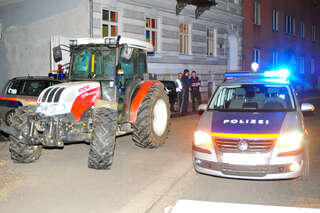Spritztour mit gestohlenem Traktor durch Linz spritztour-traktor-002.jpg