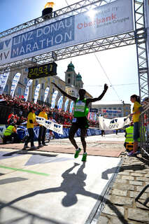 Platz drei für Pröll beim Marathon-Debüt in Linz aber kein Olympia-Limit. linzmarathon-072.jpg