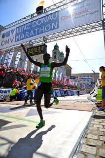 Platz drei für Pröll beim Marathon-Debüt in Linz aber kein Olympia-Limit. linzmarathon-073.jpg