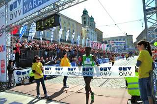 Platz drei für Pröll beim Marathon-Debüt in Linz aber kein Olympia-Limit. linzmarathon-078.jpg