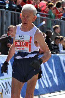 Platz drei für Pröll beim Marathon-Debüt in Linz aber kein Olympia-Limit. linzmarathon-086.jpg
