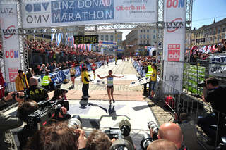Platz drei für Pröll beim Marathon-Debüt in Linz aber kein Olympia-Limit. linzmarathon-104.jpg