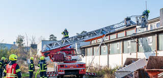 Brand im Dachbereich einer Firmenhalle in Asten FOKE-2020110608411536-030.jpeg