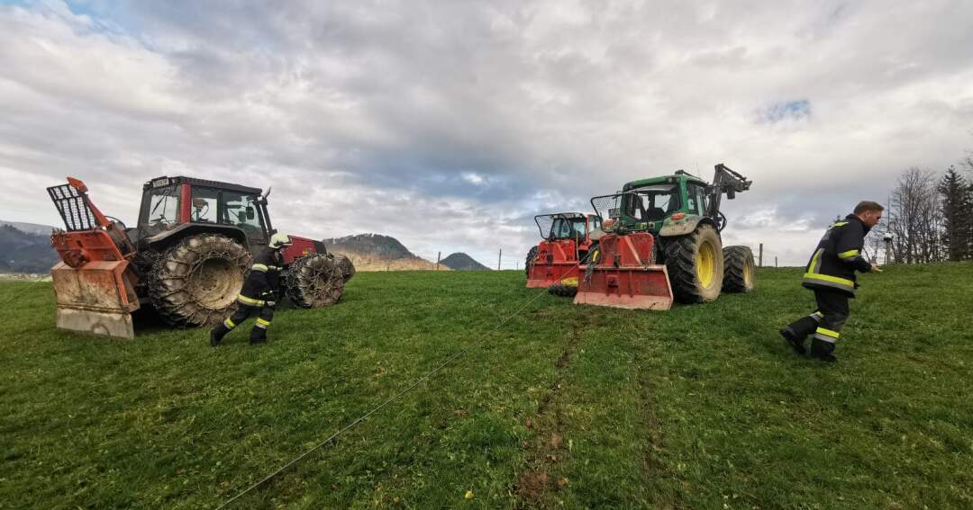 Bauer rutscht fünfzig Meter mit Traktor und Gülleanhänger ab