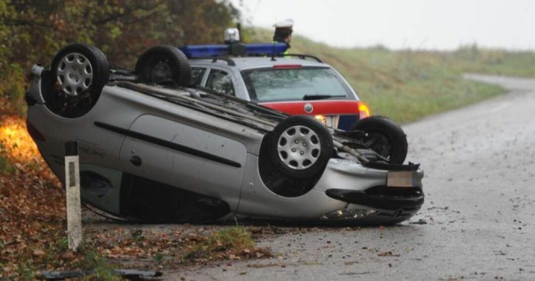 Titelbild: Auto überschlug sich - Bezirk Eferding