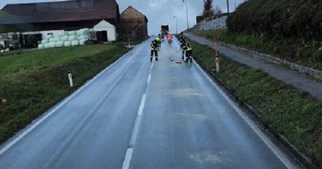 25km lange Ölspur - stundenlanger Einsatz von zehn Feuerwehren