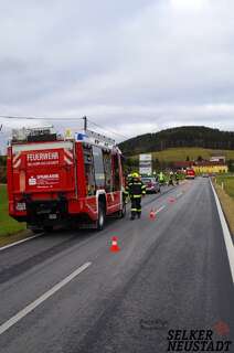 Aufräumarbeiten nach Verkehrsunfall für die FF Selker-Neustadt VU-Neustadt2-11-2020.jpeg