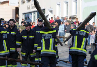 Kraftakt: Feuerwehr stellt 30 Meter Maibaum auf maibaum-030.jpg
