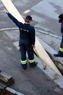 Kraftakt: Feuerwehr stellt 30 Meter Maibaum auf maibaum-046.jpg
