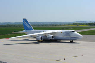 Schwergewicht in Flugzeug verladen antonov-panalpina-088.jpg