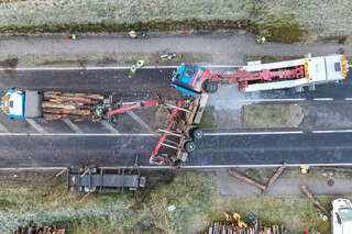 Umgestürzter Holztransporter blockierte B138 FOKE-2020121408152-028.jpeg