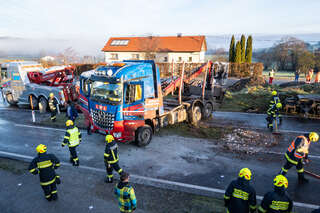 Umgestürzter Holztransporter blockierte B138 FOKE-2020121408393941-061.jpeg