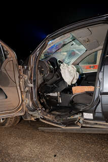 Eine eingeklemmte Person bei Verkehrsunfall in Allhaming FOKE-2020121617243974-045.jpeg