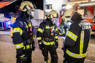 Drei Feuerwehren standen in Leonding bei Brand im Dachbereich im Einsatz BAYER-AB3-6278.jpeg
