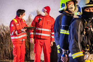 Drei Feuerwehren standen in Leonding bei Brand im Dachbereich im Einsatz BAYER-AB3-6318.jpeg