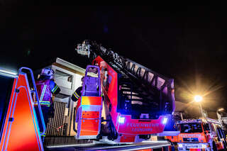 Drei Feuerwehren standen in Leonding bei Brand im Dachbereich im Einsatz BAYER-AB3-6343.jpeg