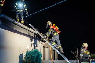 Drei Feuerwehren standen in Leonding bei Brand im Dachbereich im Einsatz BAYER-AB3-6359.jpeg