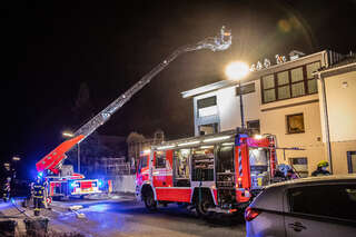 Drei Feuerwehren standen in Leonding bei Brand im Dachbereich im Einsatz BAYER-AB3-6367.jpeg